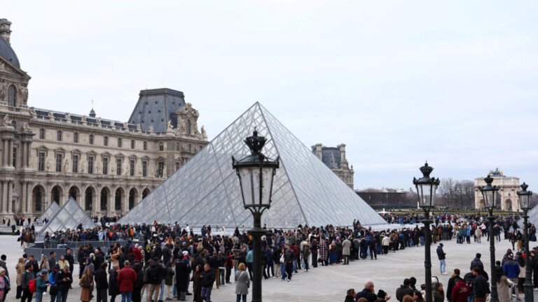 El Louvre reabre parcialmente tras votación para extender la huelga por condiciones laborales
