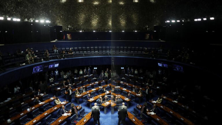 Senado de Brasil respalda un proyecto de ley que reduce la condena de prisión de Bolsonaro