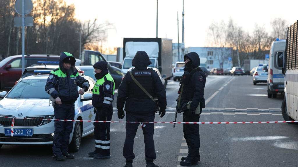 Mueren dos policías rusos tras explosión en Moscú; Kiev afirma que ambos combatieron en Ucrania