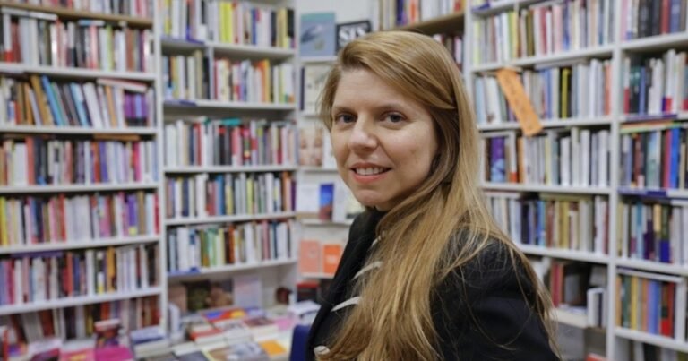 Tras escapar de Venezuela, Míriam Reyes explora el desarraigo y la pertenencia en su debut narrativo