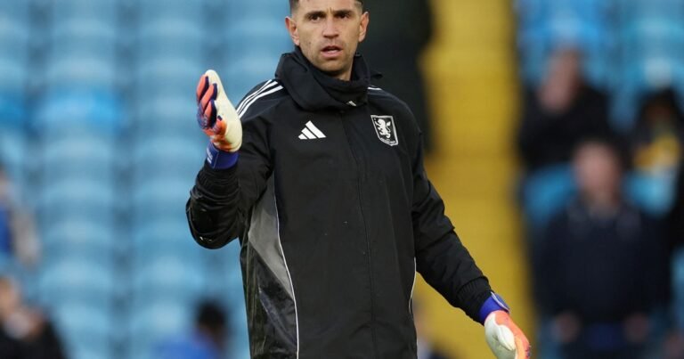 El Dibu Martínez iba a ser titular para Aston Villa pero se lesionó en la entrada en calor y encendió las alarmas en la Selección