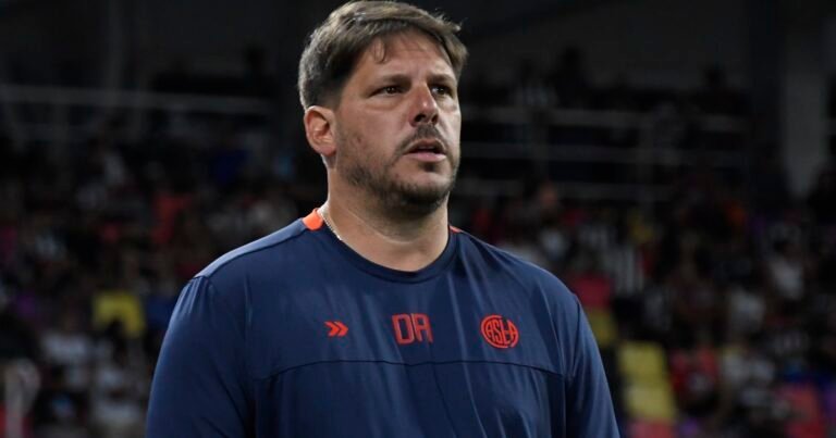 San Lorenzo busca refuerzos, pero el deseo del DT Ayude va a contramano de la agobiante realidad del club de Boedo