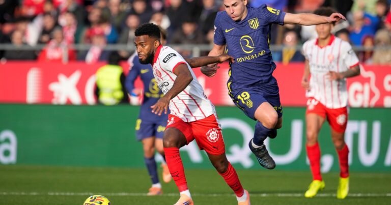 Julián Álvarez sigue "seco" en la Liga de España y Nico González se lesionó, pero Atlético de Madrid ganó para mantener su levantada