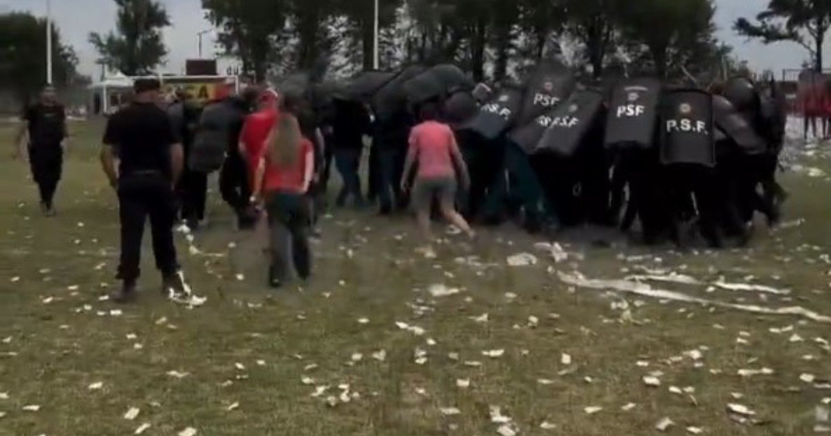 El árbitro Andrés Merlos fue a dirigir la final de la Liga de Casilda y terminó en escándalo: el video de las agresiones