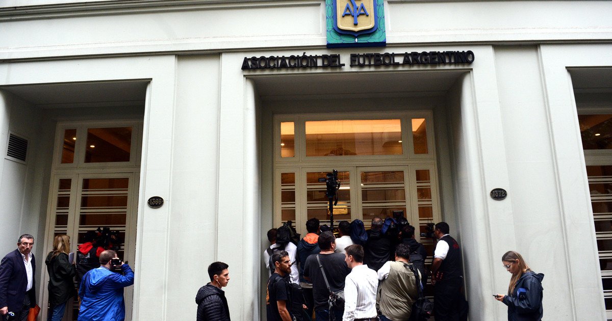 En medio de los allanamientos a la AFA y 18 clubes, el sorteo del fixture de la Liga Profesional 2026 se postergó por 24 horas