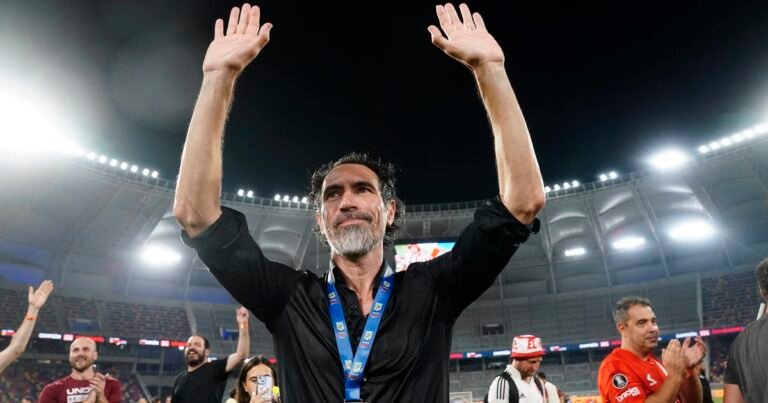 Eduardo Domínguez, el equilibrista: de caminar por la cornisa durante todo el 2025 a ser el gran ganador del año