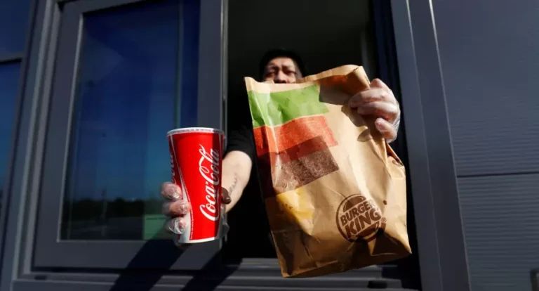 Aumento en McDonald's, Burger King y Starbucks: cuánto gana un cajero en diciembre