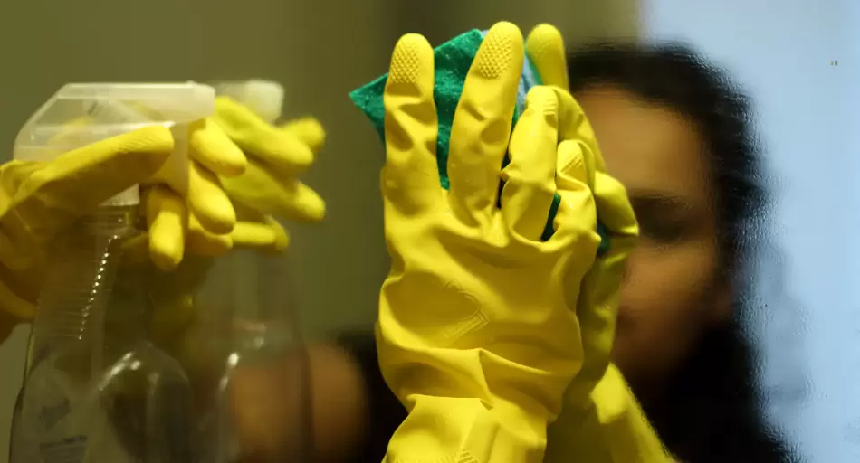 Empleadas domésticas: el bono se suma al sueldo y sube el piso salarial desde enero