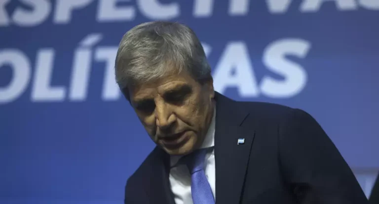 Caputo espera que el riesgo país baje a la zona de 500 puntos para reactivar su plan A (volver a los mercados)