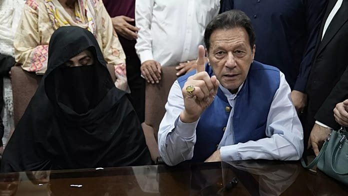 El ex primer ministro paquistaní Imran Khan y su esposa, condenados a 17 años de cárcel