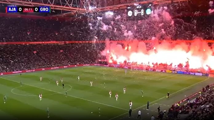 Fuegos artificiales obligan a suspender el partido del Ajax en Ámsterdam