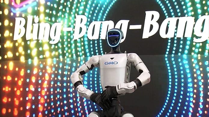 Presentan robots con IA en la feria comercial de Tokio