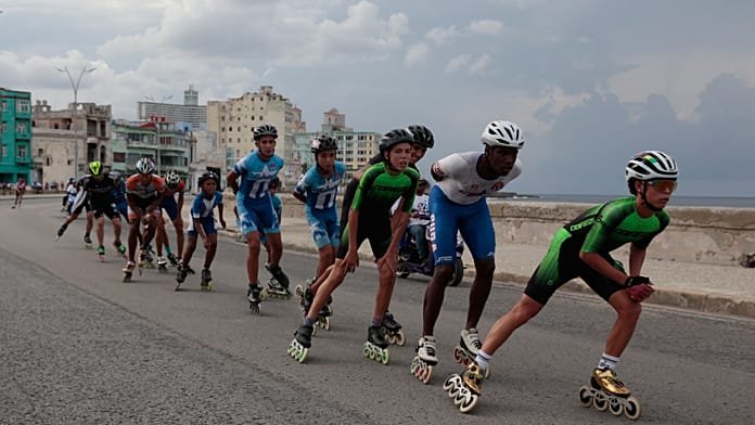 Cientos de patinadores se reúnen para un maratón en el Malecón de La Habana