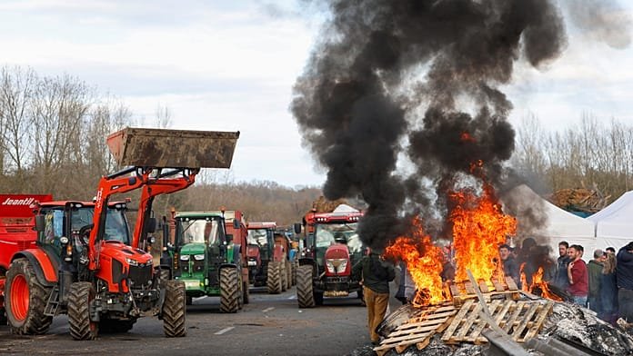 Protestas agrícolas en Francia: Más cortes de carreteras por la dermatosis bovina y el Mercosur