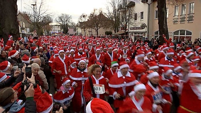 Cientos de Papás Noel corren por Michendorf, Alemania, en la carrera navideña anual