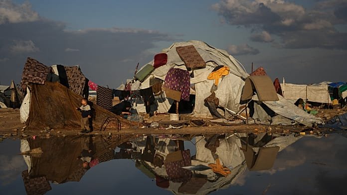 Los desplazados de Gaza sufren fuertes lluvias y frío en tiendas precarias