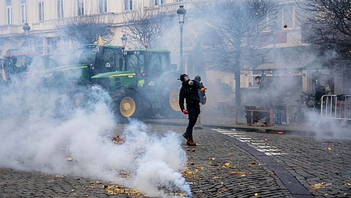 Los agricultores se enfrentan a la Policía cerca del Parlamento Europeo en Bruselas