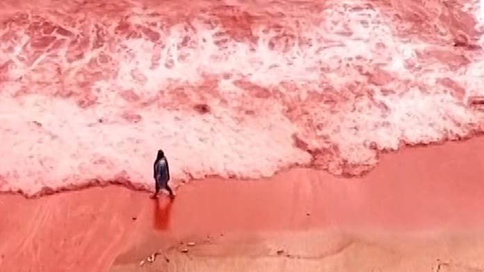 Las fuertes lluvias tiñen de rojo intenso la playa de la isla de Ormuz, en Irán