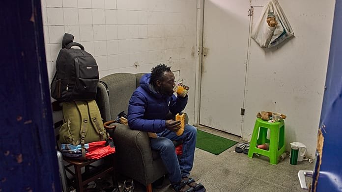 La Policía desaloja a 400 personas del mayor asentamiento de inmigrantes de Cataluña en Badalona