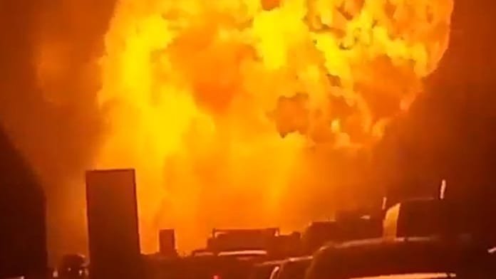 VÍDEO: Un camión cisterna cargado con gas licuado explota en una carretera italiana