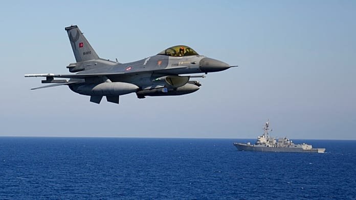 Aviones de combate turcos derriban un dron "fuera de control" sobre el mar Negro