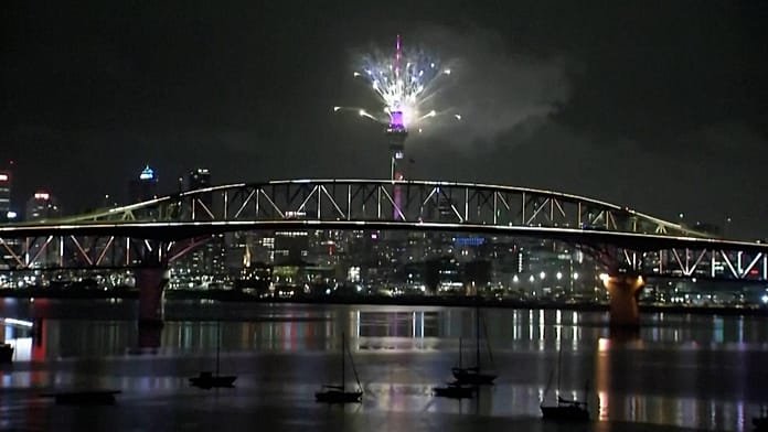 Nueva Zelanda da la bienvenida a 2026 con los fuegos artificiales en la Sky Tower de Auckland