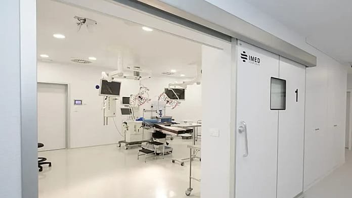 Un cirujano plástico entra en prisión por agredir sexualmente a su paciente anestesiada