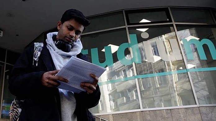 Así es cómo se lucra esta universidad privada berlinesa con los estudiantes indios