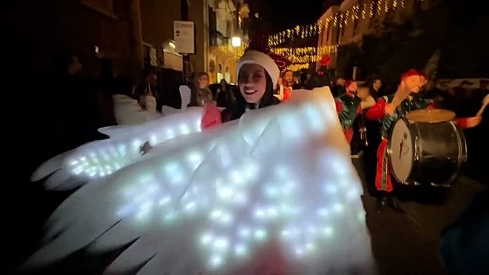 Beirut acoge un colorido desfile navideño pese a la tensión con Israel