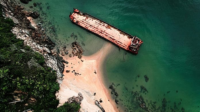 El naufragio de un barco turístico en Indonesia deja 4 españoles desaparecidos