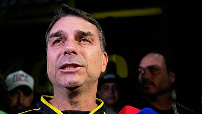 El expresidente golpista Jair Bolsonaro apoya la candidatura de su hijo a la presidencia de Brasil