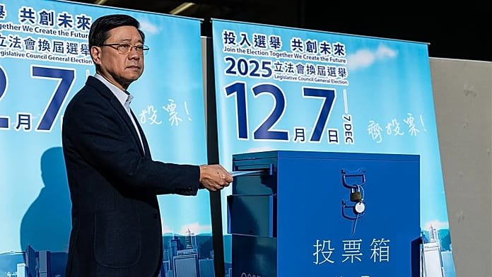 Hong Kong celebra elecciones legislativas tras su mortífero incendio