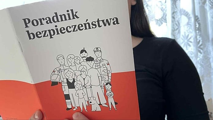 Casa por casa: El Gobierno polaco comienza a repartir su 'Guía de seguridad'