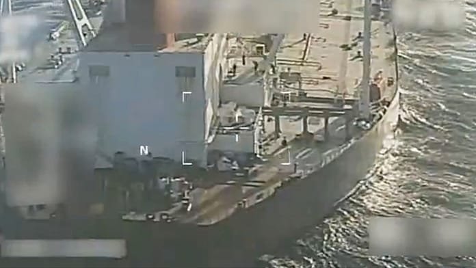 La tripulación de un petrolero vinculado a Irán y perseguido por EE.UU. se pinta la bandera rusa