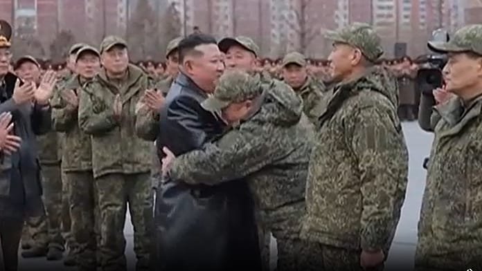 Kim Jong Un recibe a soldados norcoreanos que regresan tras combatir junto a Rusia