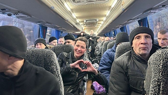 Los presos políticos bielorrusos liberados por el régimen de Lukashenko llegan a Varsovia