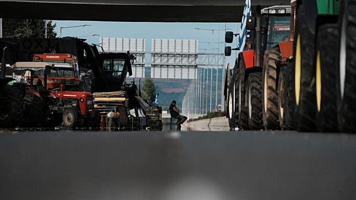 Tractores, carreteras cortadas y edificios ocupados: la protesta agrícola toma Grecia