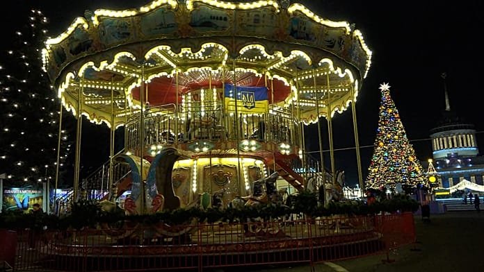 Las familias hallan rara calma en el centro de exposiciones de Ucrania en medio de apagones