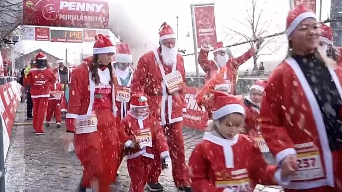 Las calles de Budapest se llenan de corredores para la carrera de Papá Noel