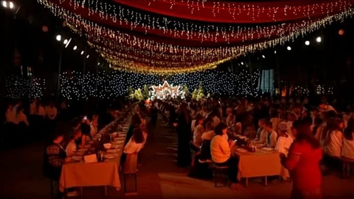 Familias ucranianas organizan una cena de Navidad para niños desplazados en Kiev