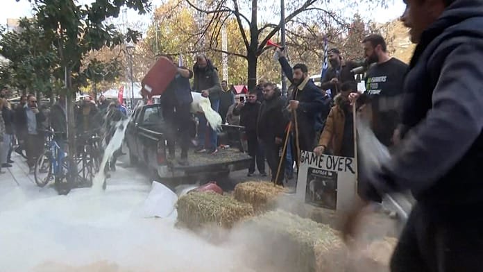 Los agricultores griegos intensifican los cortes de carreteras en todo el país