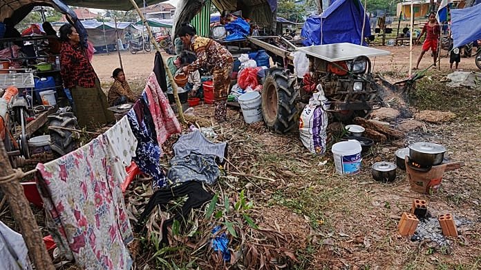 Las familias huyen a refugios cerca de la frontera entre Camboya y Tailandia por los combates