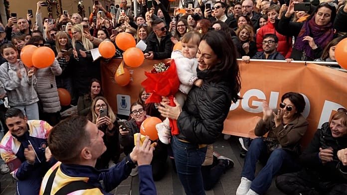 El nadador italiano Damiano Lestingi pide matrimonio a su novia durante un acto de la llama olímpica