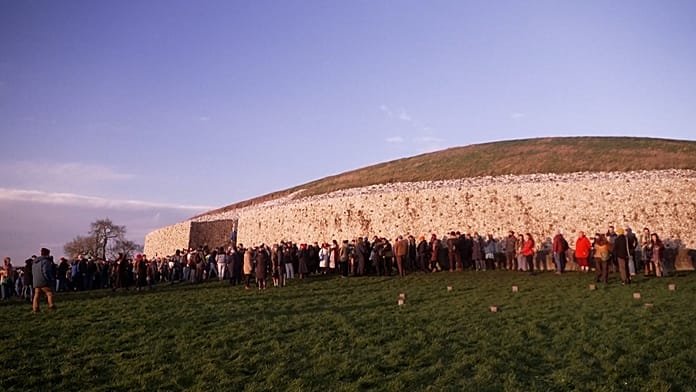 El solsticio de invierno en Newgrange, Irlanda, atrae a 2.000 visitantes