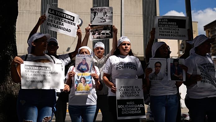 Venezuela libera a 71 presos políticos en Navidad en medio de la presión internacional