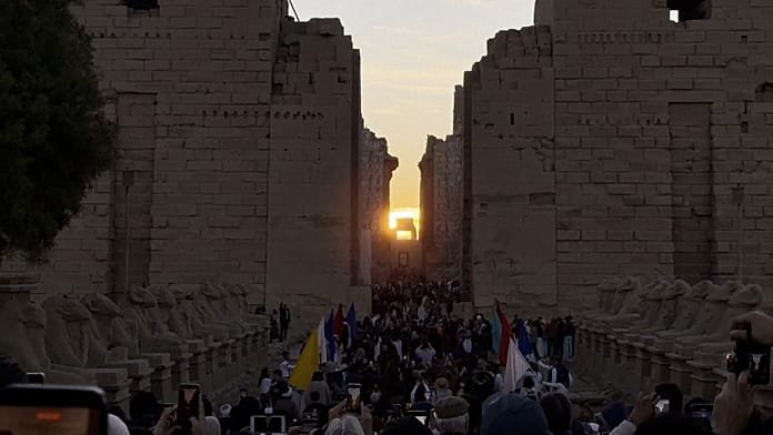 Solsticio de invierno, el amanecer se alinea con el templo de Karnak en Luxor, Egipto