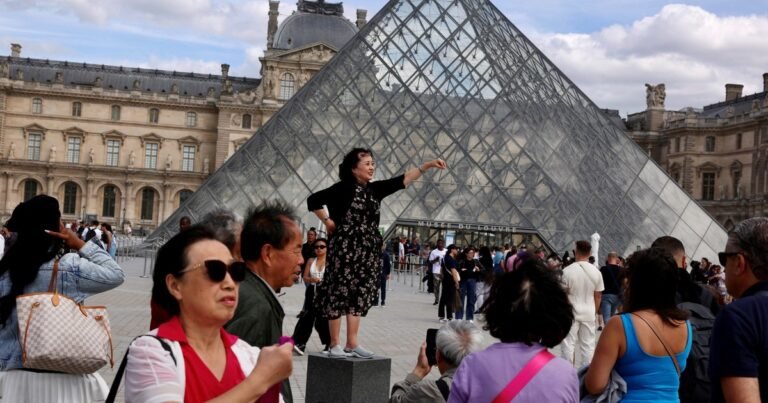 Una fuga de agua en el Museo del Louvre dañó centenares de documentos de la biblioteca de Antigüedades egipcias