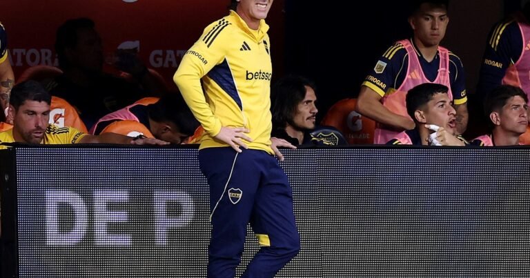 Los hinchas de Boca le apuntaron a Claudio Úbeda por un cambio: los memes contra el DT tras la derrota frente a Racing