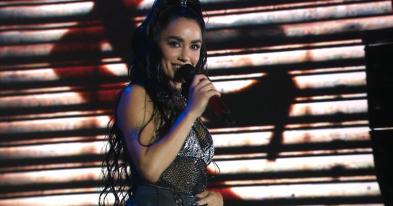 Lali Espósito es un torbellino, puro frenesí en el documental de Netflix