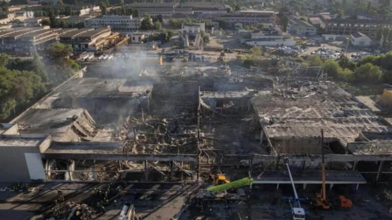 Guerra en Ucrania: Kellogg ve la paz "muy cerca" mientras un ataque ruso deja sin luz ni agua a Kremenchuk